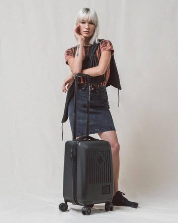 Herschel Trade Medium BLACK מזוודה בינונית קשיחה.