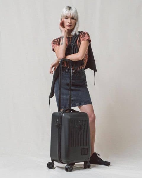 Herschel Trade Medium BLACK מזוודה בינונית קשיחה.